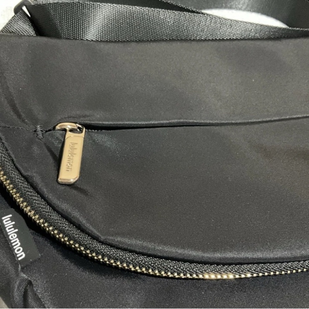 Lululemon All Night Festival Bag 5L Black/Gold NWOT excellent condition - Picture 4 of 7